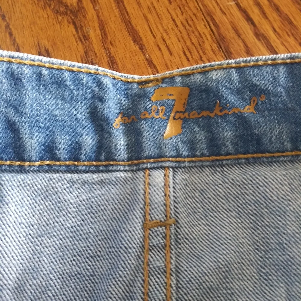 7 For All Mankind Relaxed Mid Roll Shorts - Picture 7 of 9